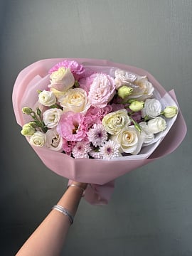 Букет из розовых роз и эустом