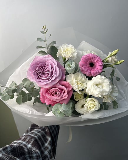 Нежный букет с пионовидными розами и герберой с доставкой по Астане