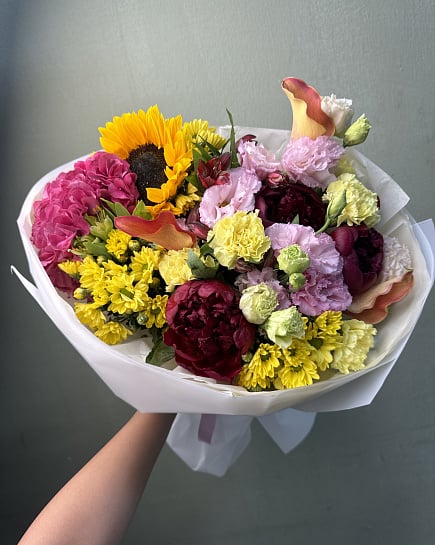 Яркий микс с подсолнухом и пионами с доставкой по Астане