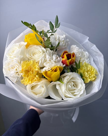 Солнечный микс из роз и тюльпанов с доставкой по Астане