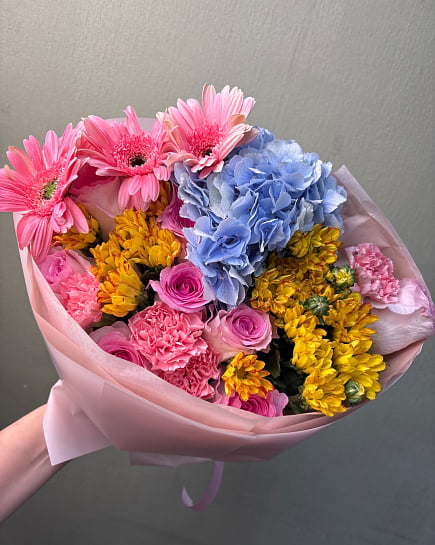 Розовый круглый букет с гортензией и розами with delivery to Astana
