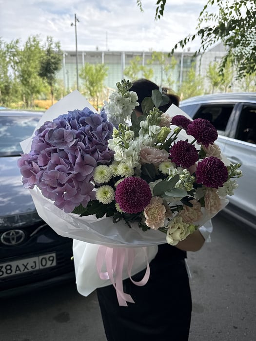 Большой круглый букет из гортензии и хризантем