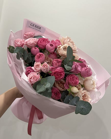 Нежный букет из кустовых и пионовидных роз с эвкалиптом с доставкой по Астане