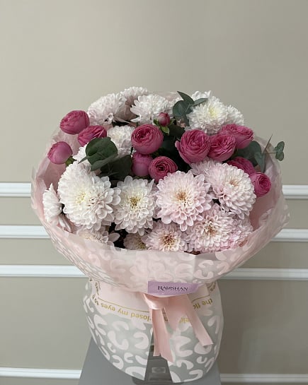 Нежный букет из пионовидных роз и хризантем с доставкой по Астане