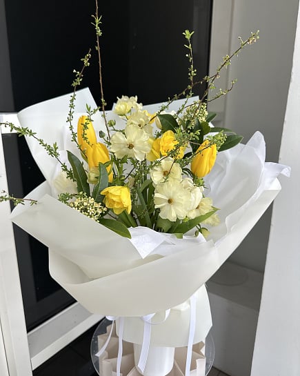 Солнечный букет с ранункулюсами и тюльпанами с доставкой по Астане