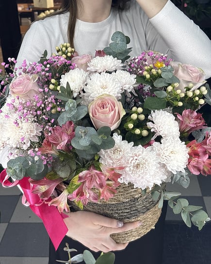 Розовый сад в плетеной корзине с доставкой по Астане