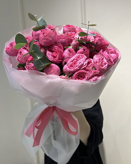 Розовый букет из пионовидных и кустовых роз с эвкалиптом с доставкой по Астане