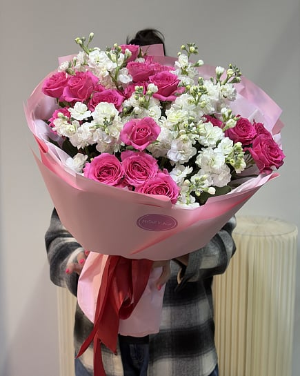 Розово-белый дуэт кустовых роз и маттиолы с доставкой по Астане