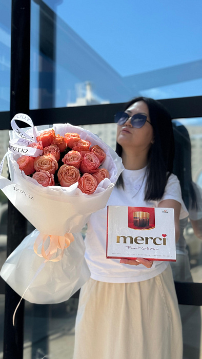 Combo bouquet of 15 peony roses and Raffaello