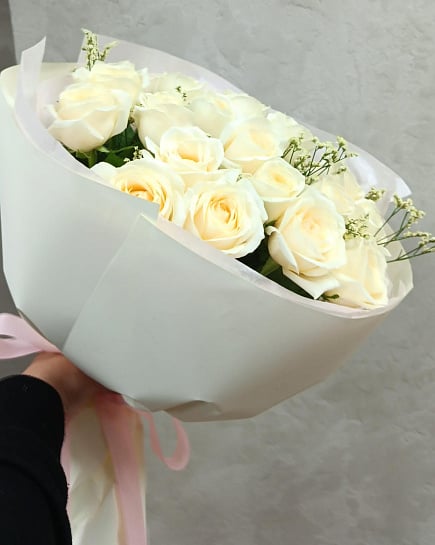 Белый круглый букет из роз with delivery to Almaty