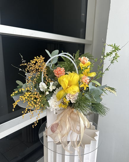 Яркий букет с желтыми тюльпанами и мимозой с доставкой по Астане