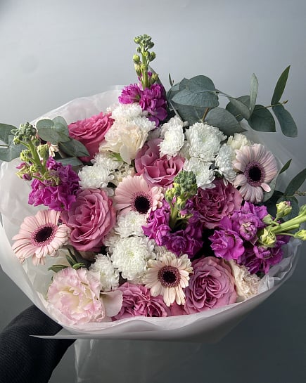 Нежный букет из розовых пионовидных роз и гербер с доставкой по Астане