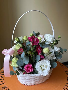 Круглая корзина из роз эустом и альстромерий