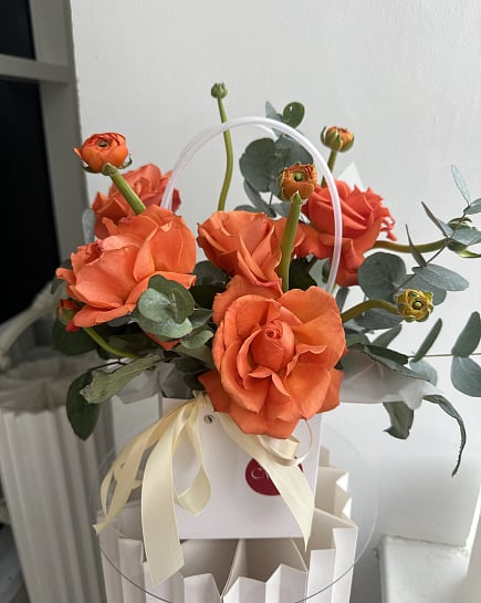 Яркий букет из роз и ранункулюсов с доставкой по Астане