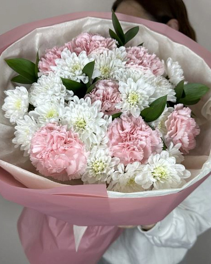 Bouquet of Hera from chrysanthemums and carnations with delivery to Almaty