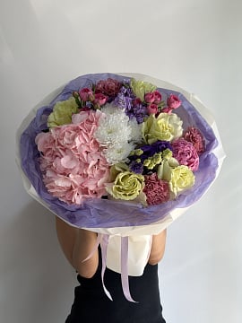 Пышный микс из гортензии и кустовых роз
