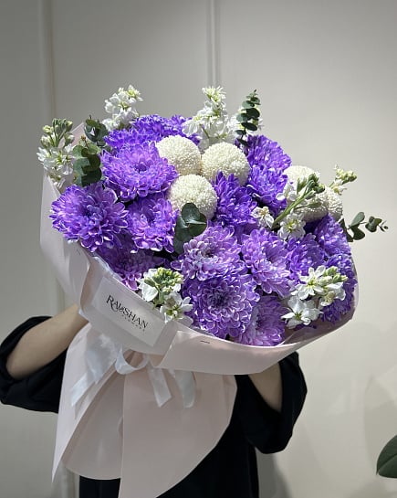 Фиолетовые хризантемы с маттиолой и статицей с доставкой по Астане