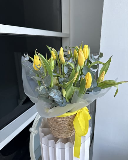 Солнечные тюльпаны в плетеной корзине с доставкой по Астане