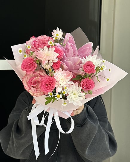 Розово-белый круглый букет из роз и лилий с доставкой по Астане
