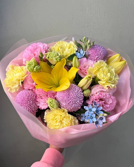 Желтый букет с лилиями и гвоздиками with delivery to Astana