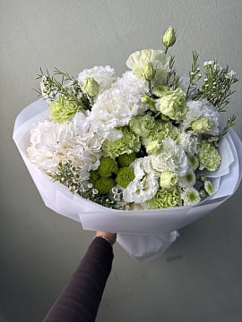 Белый букет эустом и гвоздик