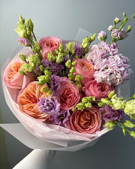 Романтичный микс из пионовидных роз и маттиолы с доставкой по Астане