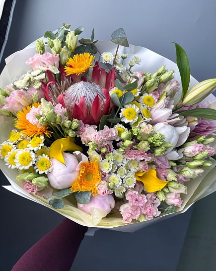 Экзотическая композиция с протеей и герберами с доставкой по Астане
