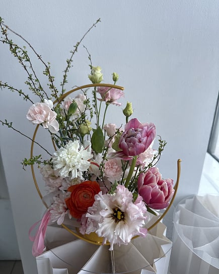 Весенняя композиция в золотом кольце с доставкой по Астане