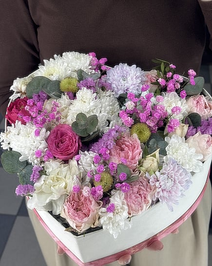 Сердце из пионовидных роз и хризантем с доставкой по Астане