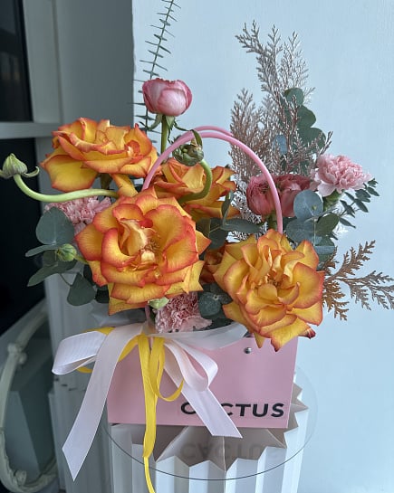 Яркие розы с розовой гвоздикой с доставкой по Астане