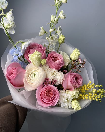 Весенний букет с пионовидными розами и мимозой с доставкой по Астане