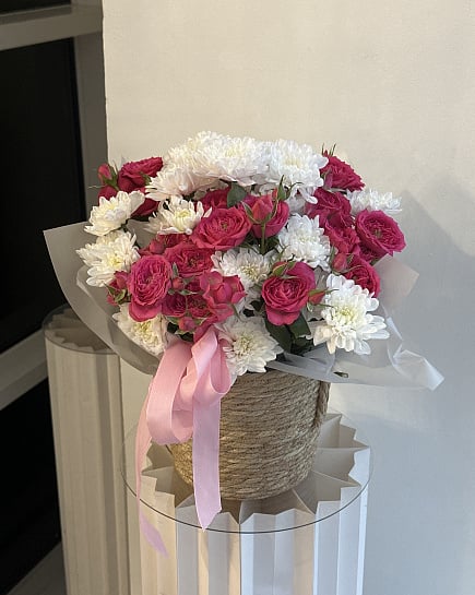 Розовое очарование в плетеной корзине с доставкой по Астане