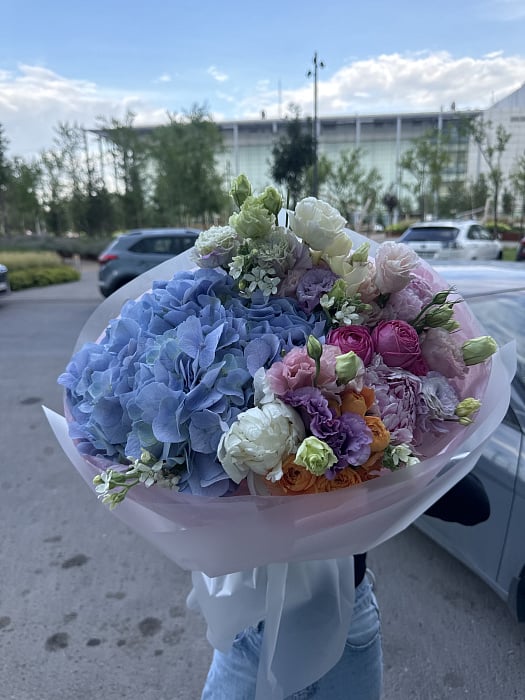 Лазурная гортензия с пионовидными розами