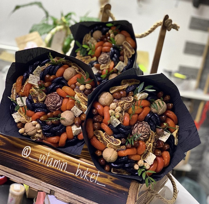 Dried fruit bouquet with nuts