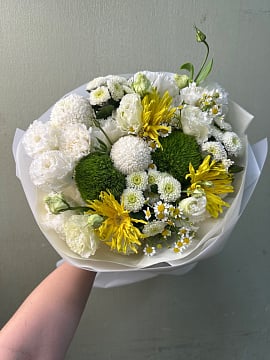 Солнечный микс с хризантемами и эустомой