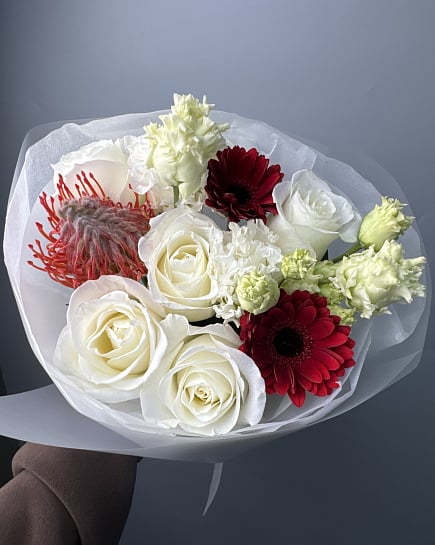 Букет из белых роз и красных гербер с доставкой по Астане