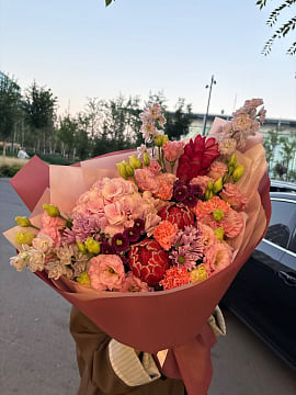 Розово-красный асимметричный букет с гортензией и протеей