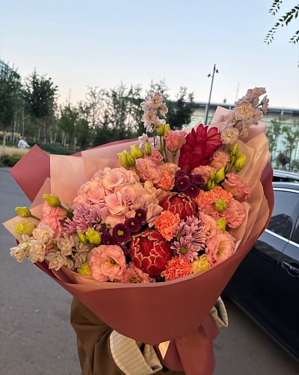 Розово-красный асимметричный букет с гортензией и протеей с доставкой по Астане