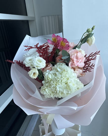 Нежный букет с гортензией и альстромерией с доставкой по Астане