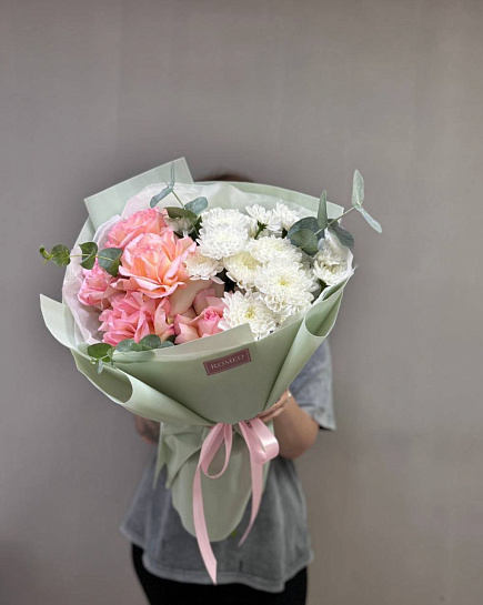 Cute bouquet of chrysanthemums and roses with delivery to Ust-Kamenogorsk