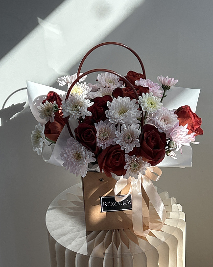 Круглый букет из роз и хризантем with delivery to Astana