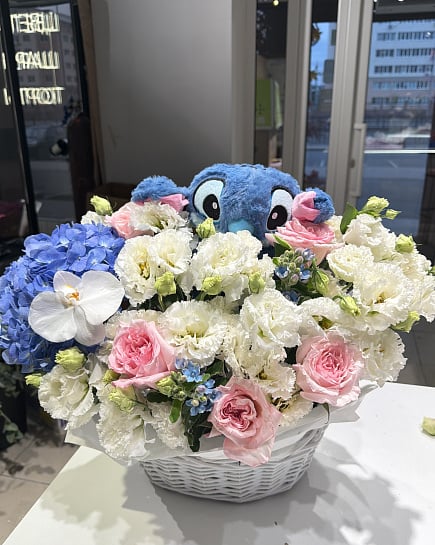 Букет из эустом гортензий и роз в корзине with delivery to Astana