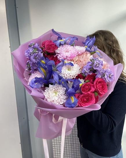 Яркий букет с розами, ирисами и хризантемами с доставкой по Астане