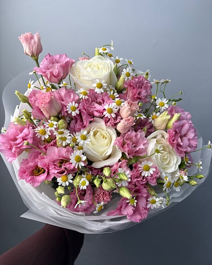 Романтичный дуэт роз и эустомы с доставкой по Астане
