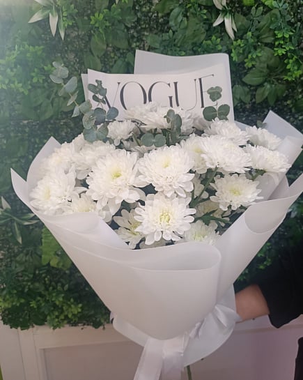 Белоснежные хризантемы с эвкалиптом с доставкой по Астане