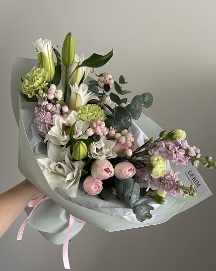 Асимметричный букет с лилиями и кустовыми розами with delivery to Astana