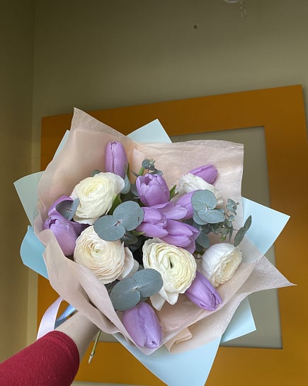 Весенний букет из сиреневых тюльпанов и белых ранункулюсов с доставкой по Астане