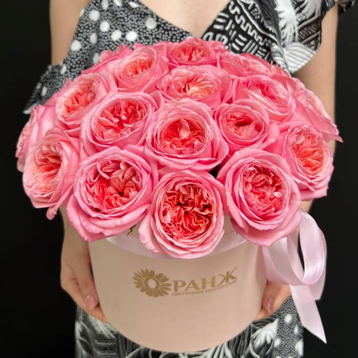 Bouquet of 25 peony roses in a box