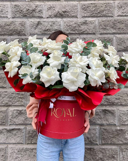 25 роз с эвкалиптом в красной коробке с доставкой по Алматы