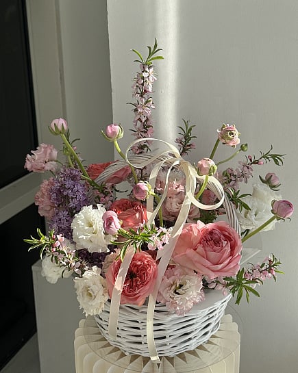 Весенняя корзина с пионовидными розами и сиренью с доставкой по Астане